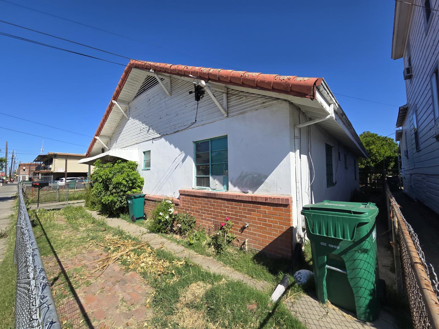 Detail Gallery Image 2 of 9 For 323 E Church St, Stockton,  CA 95203 - 3 Beds | 2 Baths