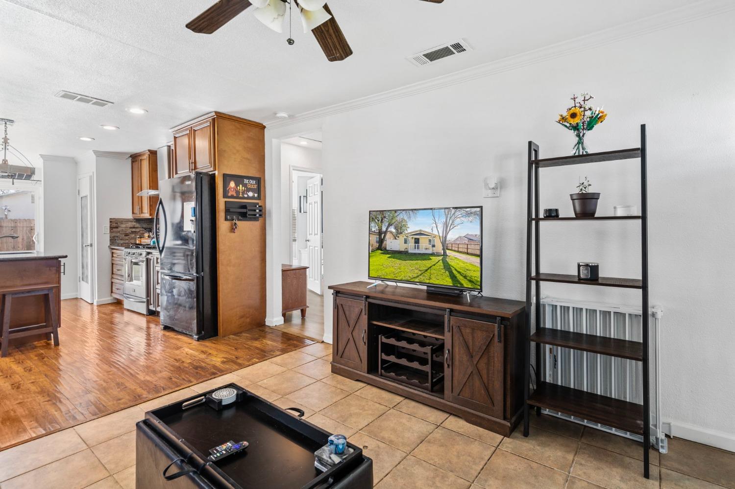 Detail Gallery Image 10 of 31 For 2052 Elmwood Ave, Stockton,  CA 95204 - 2 Beds | 1 Baths