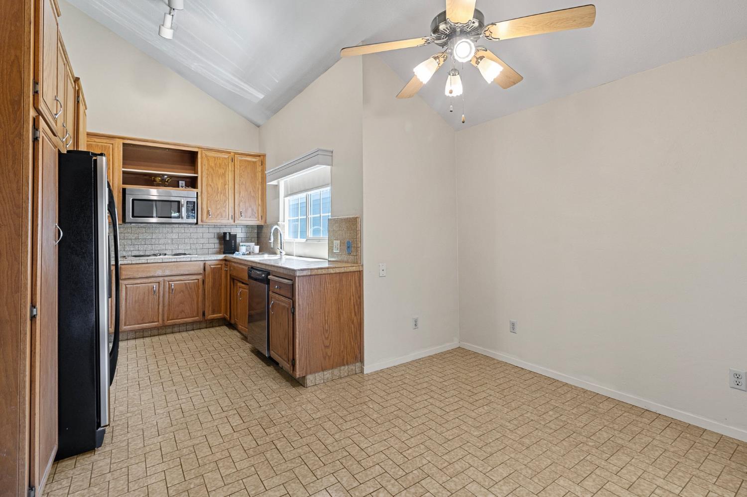Detail Gallery Image 12 of 28 For 290 W Rumble Rd a,  Modesto,  CA 95350 - 2 Beds | 2 Baths
