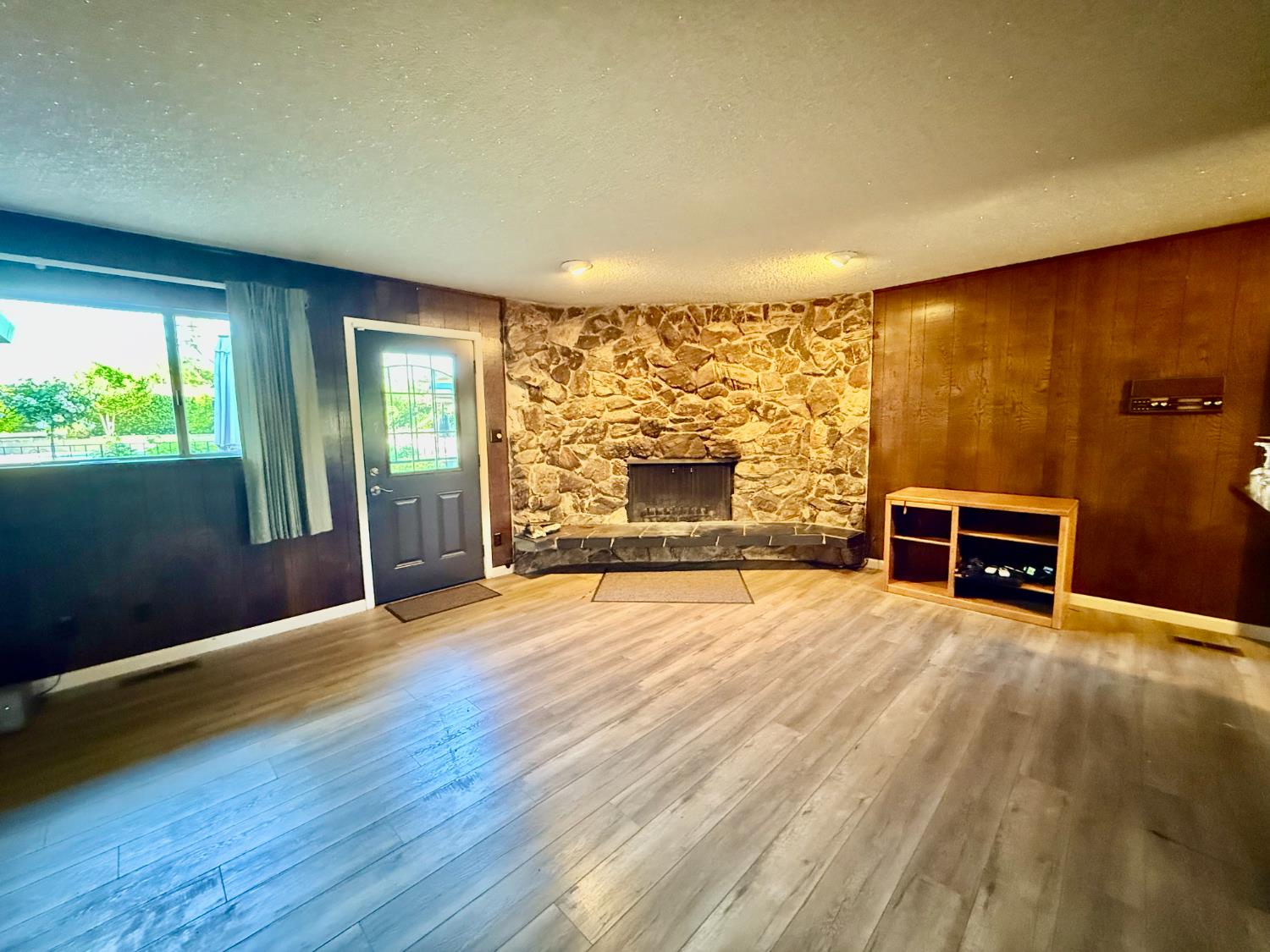 Detail Gallery Image 3 of 55 For 6130 Winding Way, Carmichael,  CA 95608 - 3 Beds | 2/1 Baths