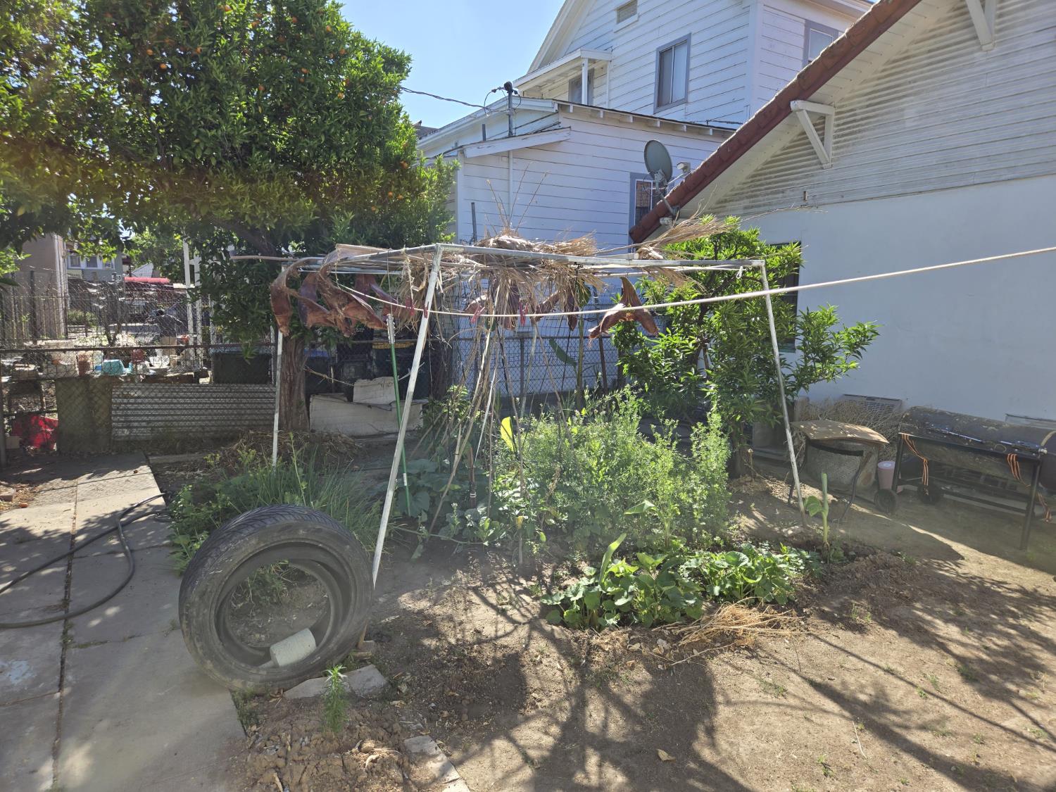 Detail Gallery Image 7 of 9 For 323 E Church St, Stockton,  CA 95203 - 3 Beds | 2 Baths