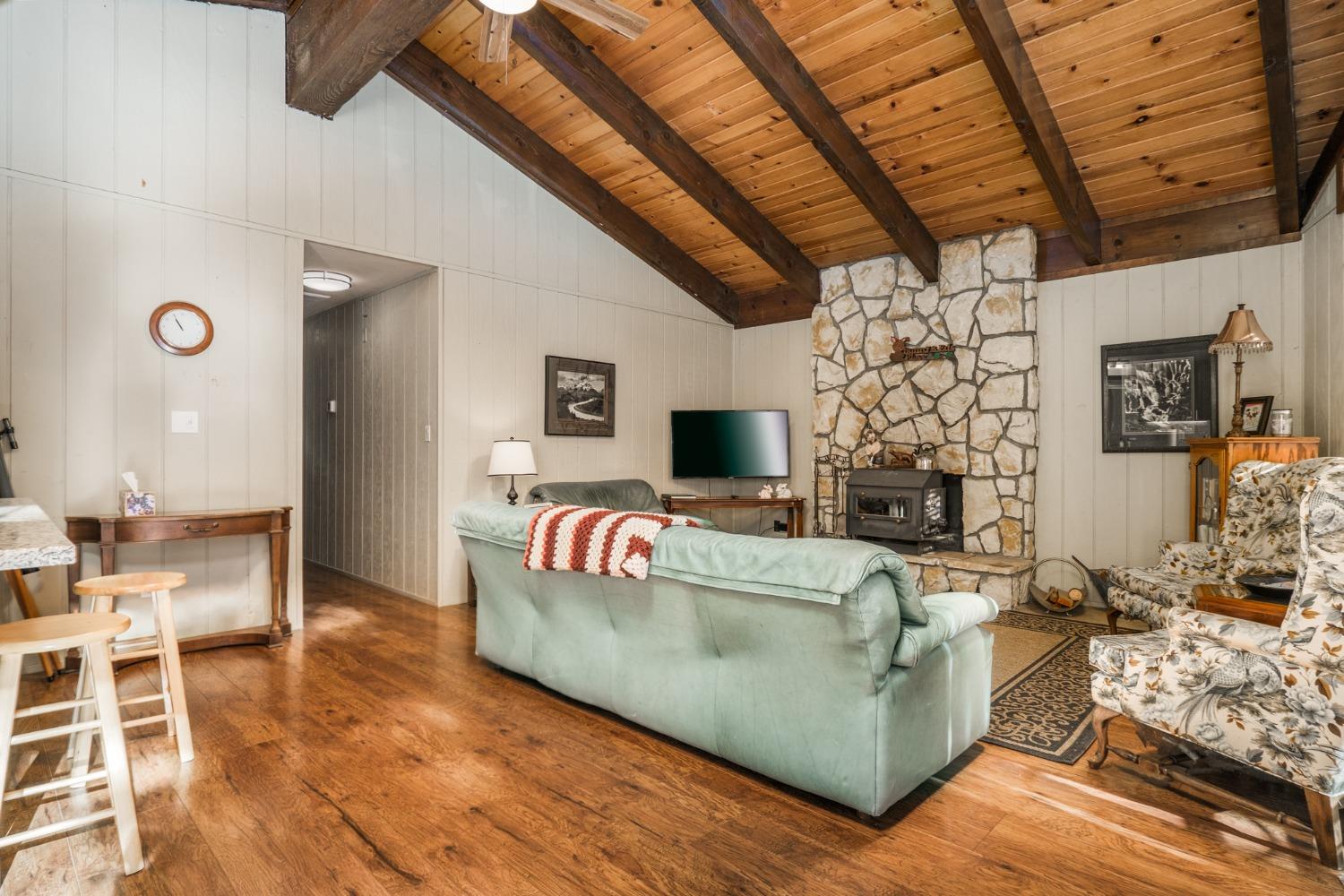 Detail Gallery Image 2 of 44 For 1644 Crystal Air Dr, South Lake Tahoe,  CA 96150 - 3 Beds | 1/1 Baths