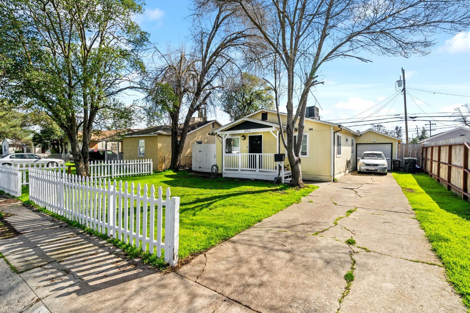 Detail Gallery Image 3 of 31 For 2052 Elmwood Ave, Stockton,  CA 95204 - 2 Beds | 1 Baths