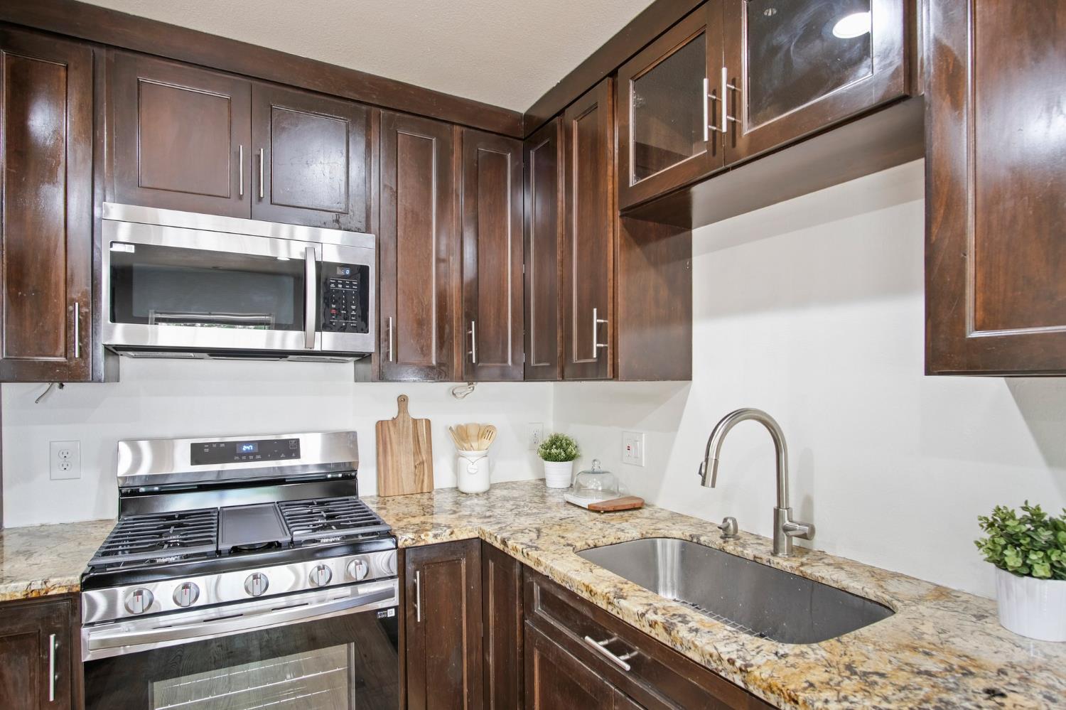 Detail Gallery Image 10 of 28 For 1909 W Harding Way, Stockton,  CA 95203 - 2 Beds | 1 Baths