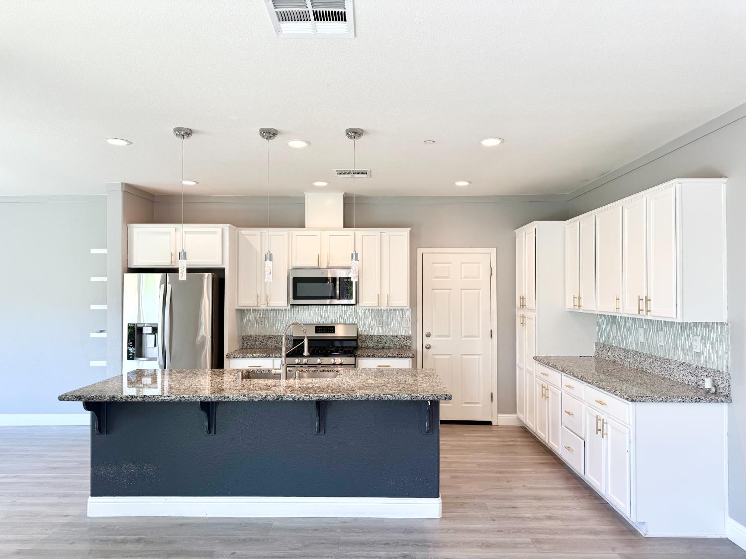 Detail Gallery Image 5 of 47 For 21161 Cabernet Dr, Patterson,  CA 95363 - 5 Beds | 3 Baths