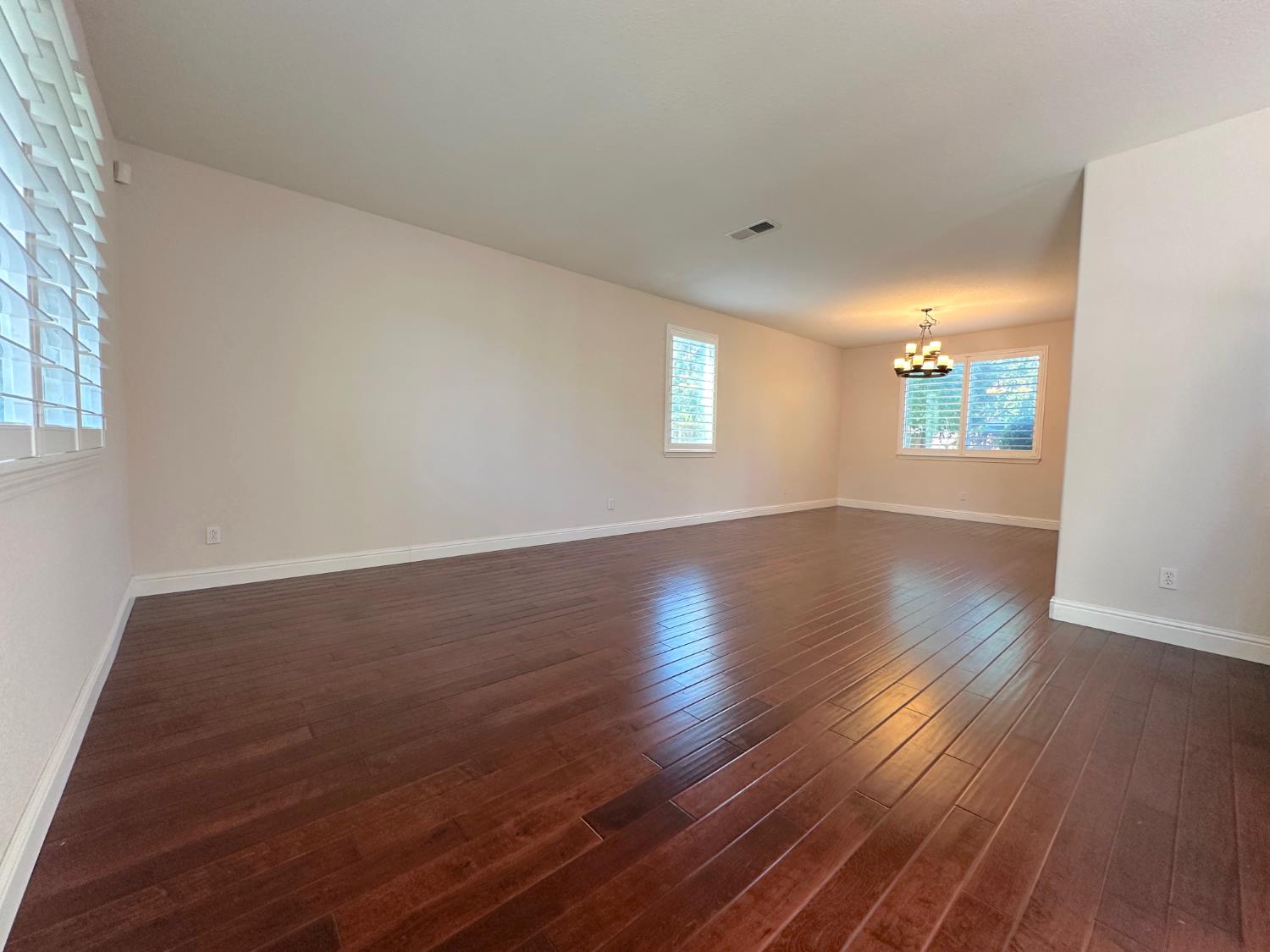 Detail Gallery Image 5 of 35 For 6337 Brook Hollow Cir, Stockton,  CA 95219 - 5 Beds | 3 Baths