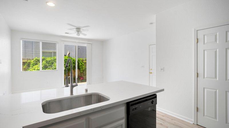 Detail Gallery Image 14 of 30 For 3241 Tice Creek Way, Sacramento,  CA 95833 - 2 Beds | 2/1 Baths