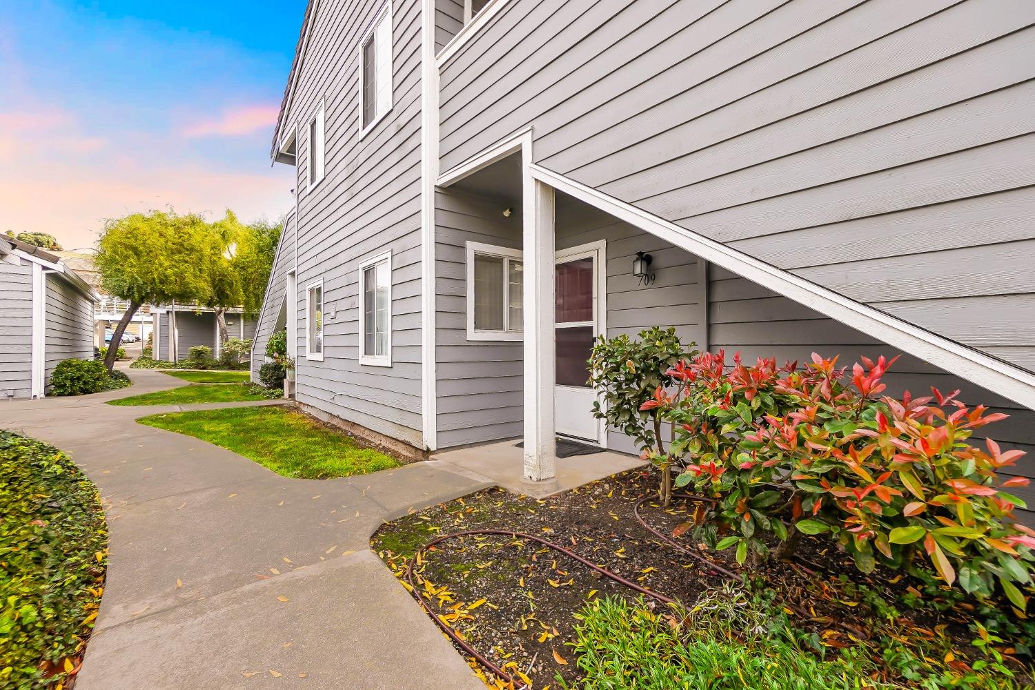 Detail Gallery Image 4 of 26 For 709 Waterford, Pinole,  CA 94564 - 2 Beds | 1 Baths