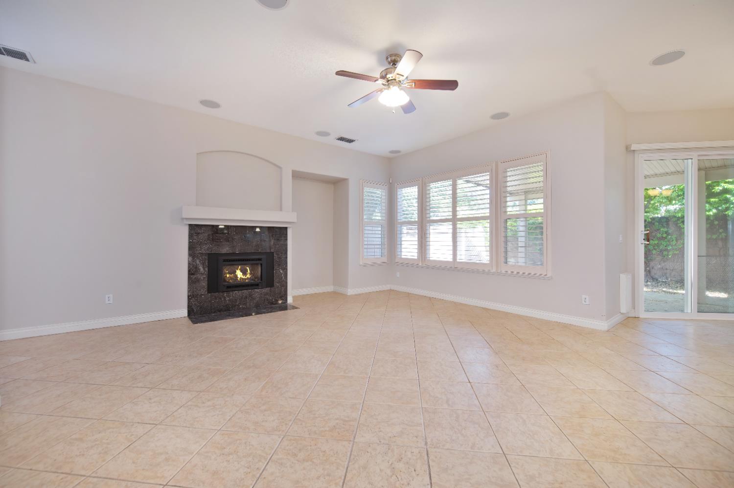 Detail Gallery Image 11 of 44 For 12040 Gold Arbor Ln, Gold River,  CA 95670 - 3 Beds | 2 Baths