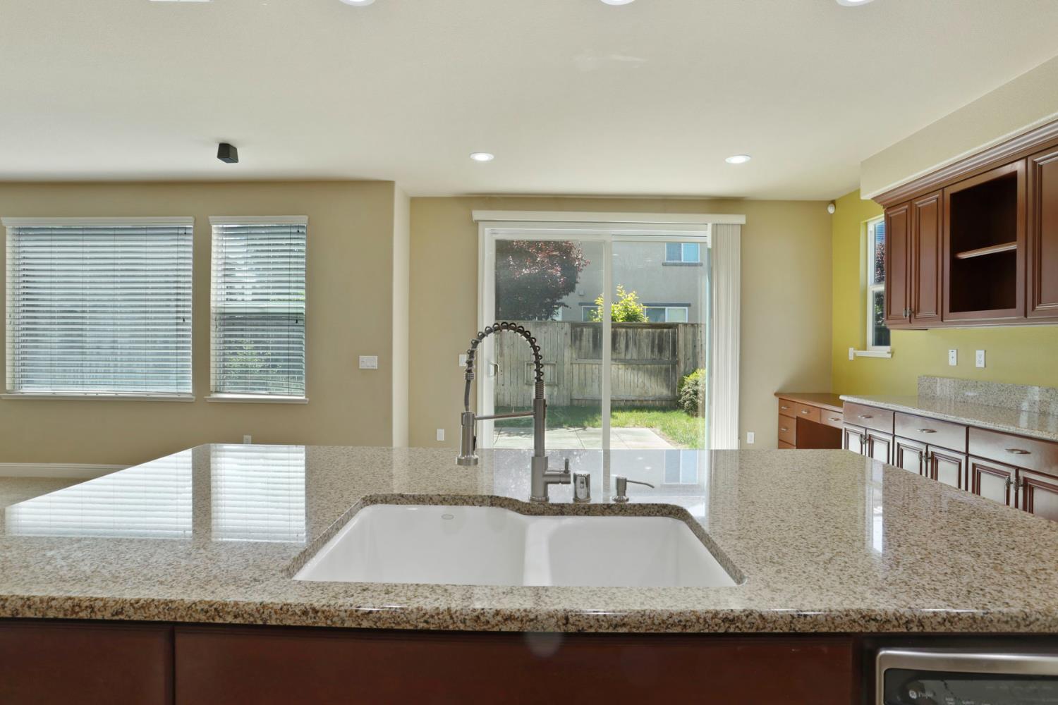 Detail Gallery Image 19 of 68 For 10305 Bridgeview Ln, Stockton,  CA 95219 - 5 Beds | 3 Baths