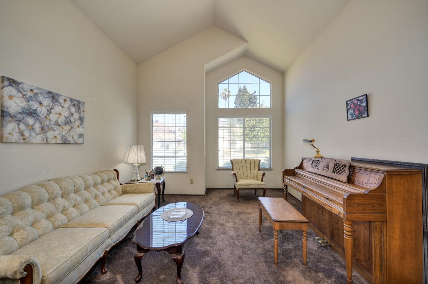 Detail Gallery Image 4 of 42 For 7827 River Estates Dr, Sacramento,  CA 95831 - 3 Beds | 2 Baths