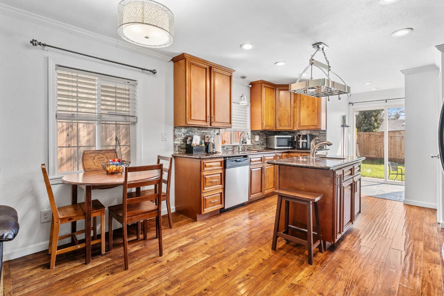 Detail Gallery Image 11 of 31 For 2052 Elmwood Ave, Stockton,  CA 95204 - 2 Beds | 1 Baths