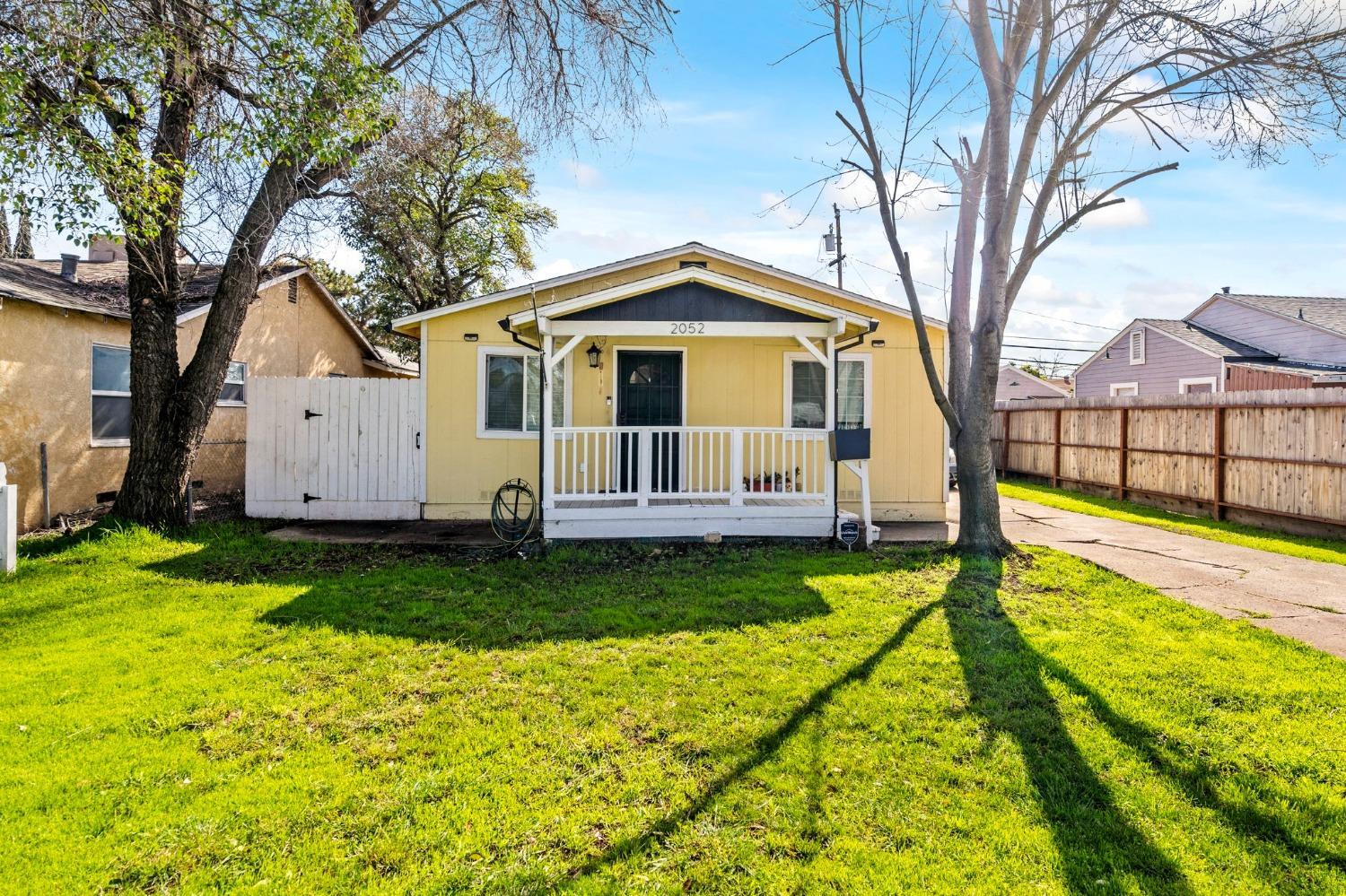 Detail Gallery Image 1 of 31 For 2052 Elmwood Ave, Stockton,  CA 95204 - 2 Beds | 1 Baths