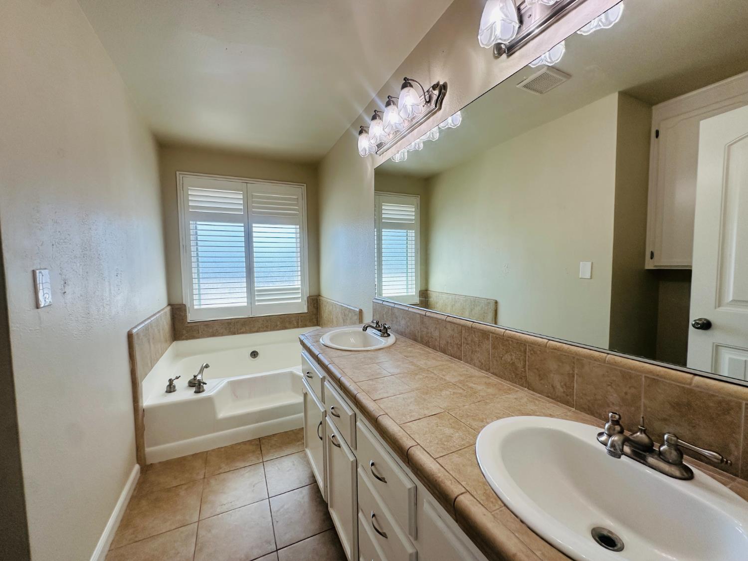 Detail Gallery Image 22 of 41 For 553 Manor Oak Pl, Manteca,  CA 95336 - 4 Beds | 3 Baths