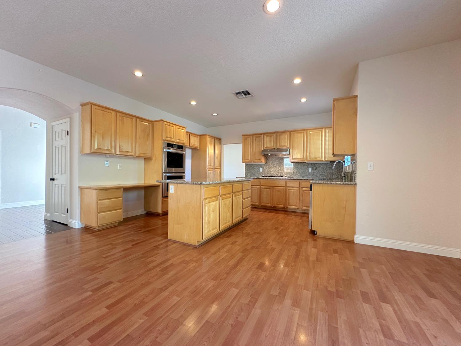 Detail Gallery Image 8 of 35 For 6337 Brook Hollow Cir, Stockton,  CA 95219 - 5 Beds | 3 Baths