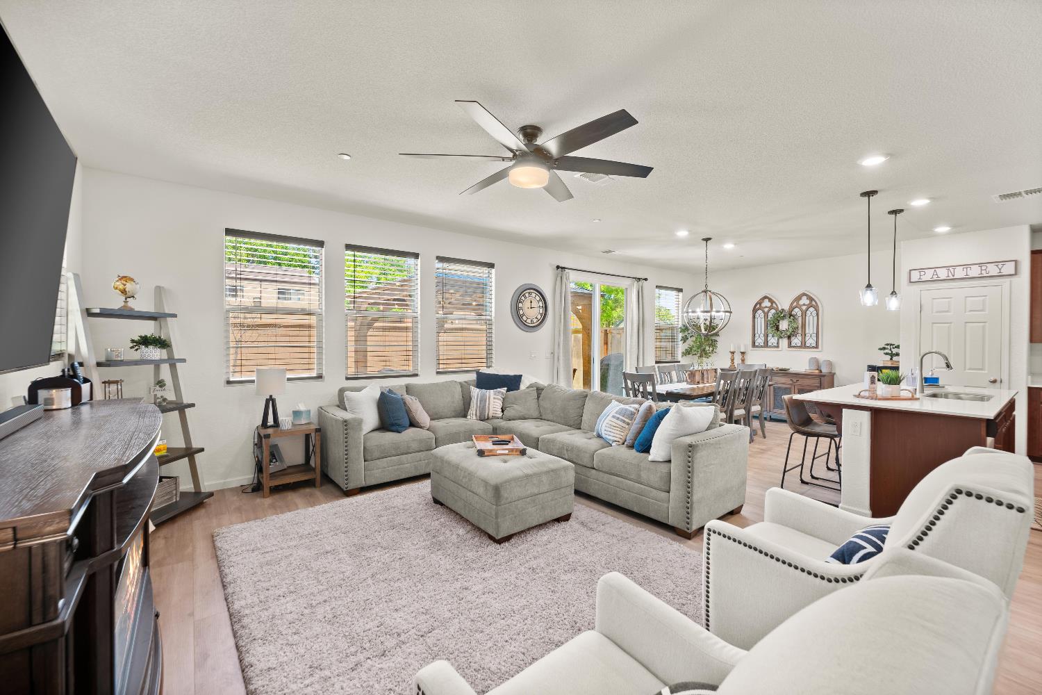 Detail Gallery Image 9 of 55 For 257 Bywell Bridge Cir, Sacramento,  CA 95823 - 3 Beds | 2/1 Baths