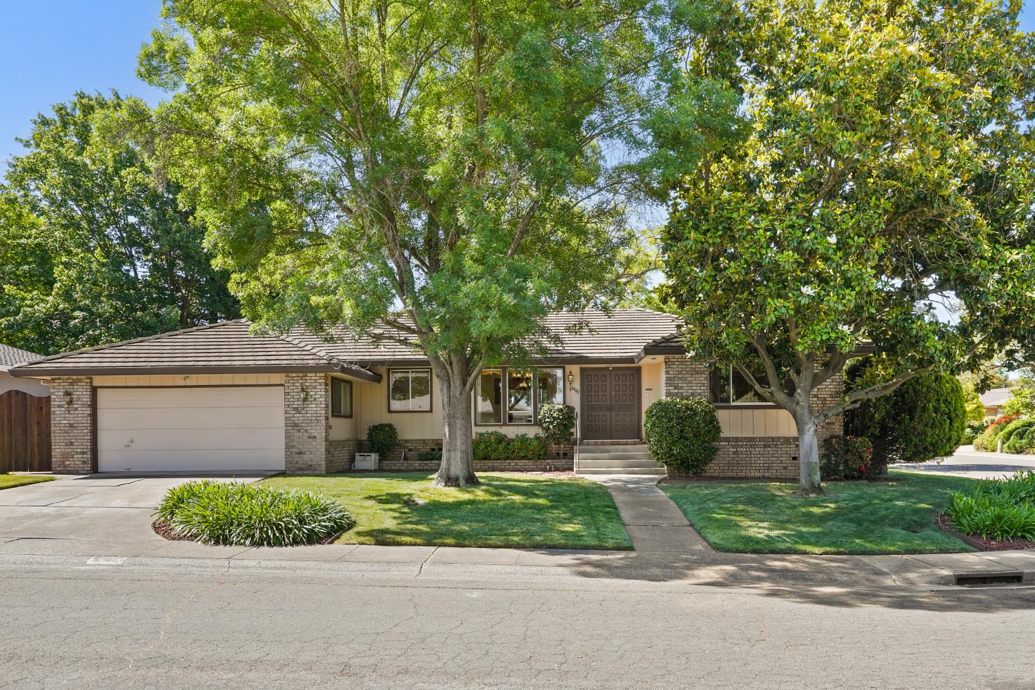 Detail Gallery Image 1 of 39 For 6400 Scenic Oak Ct, Carmichael,  CA 95608 - 4 Beds | 2/1 Baths