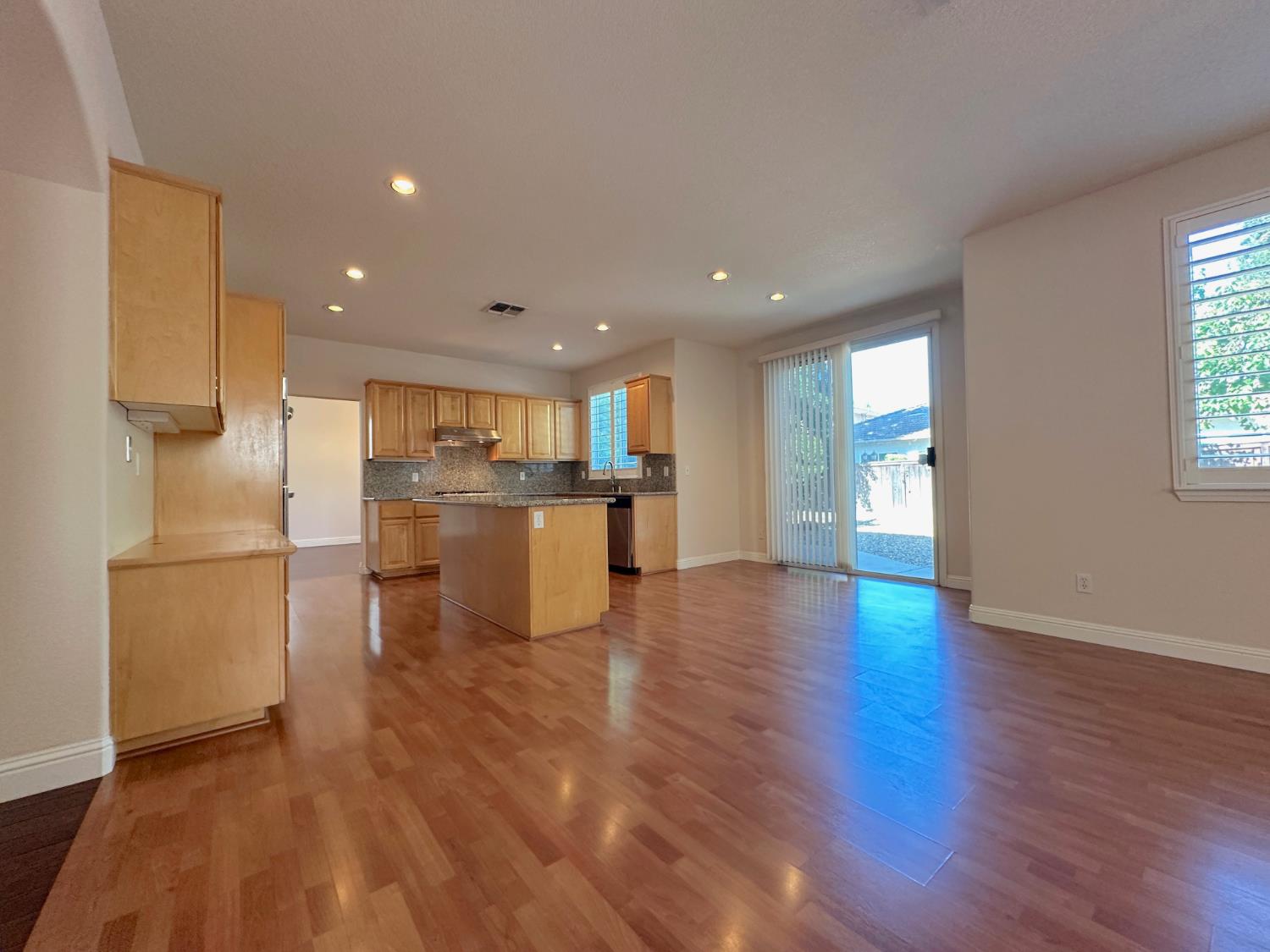 Detail Gallery Image 7 of 35 For 6337 Brook Hollow Cir, Stockton,  CA 95219 - 5 Beds | 3 Baths