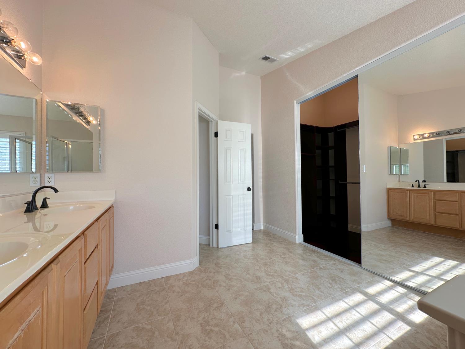 Detail Gallery Image 22 of 35 For 6337 Brook Hollow Cir, Stockton,  CA 95219 - 5 Beds | 3 Baths