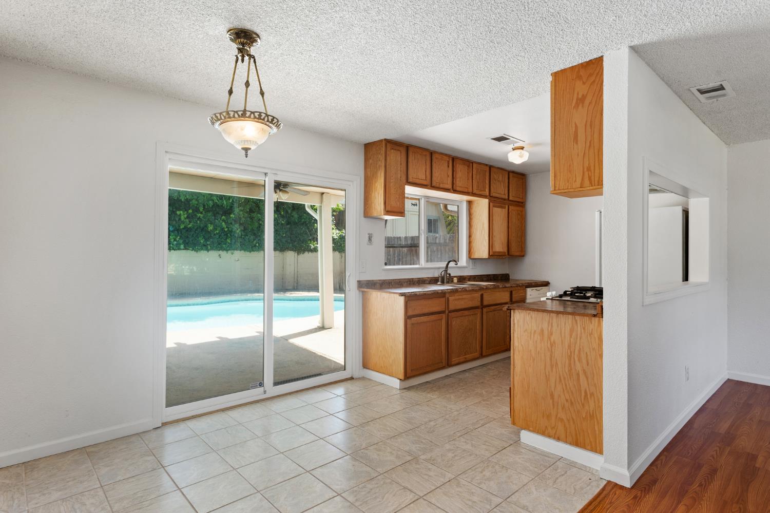 Detail Gallery Image 6 of 26 For 6528 Meadowcreek Way, Citrus Heights,  CA 95621 - 4 Beds | 2 Baths