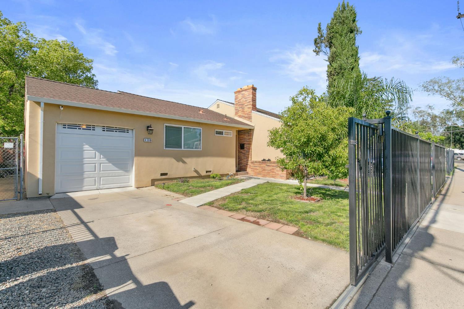 Detail Gallery Image 5 of 37 For 4309 23rd Ave, Sacramento,  CA 95820 - 3 Beds | 1 Baths
