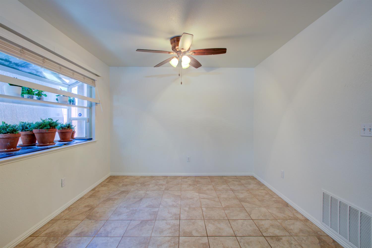 Detail Gallery Image 12 of 38 For 1801 Innsbrook Dr, Modesto,  CA 95350 - 3 Beds | 2 Baths