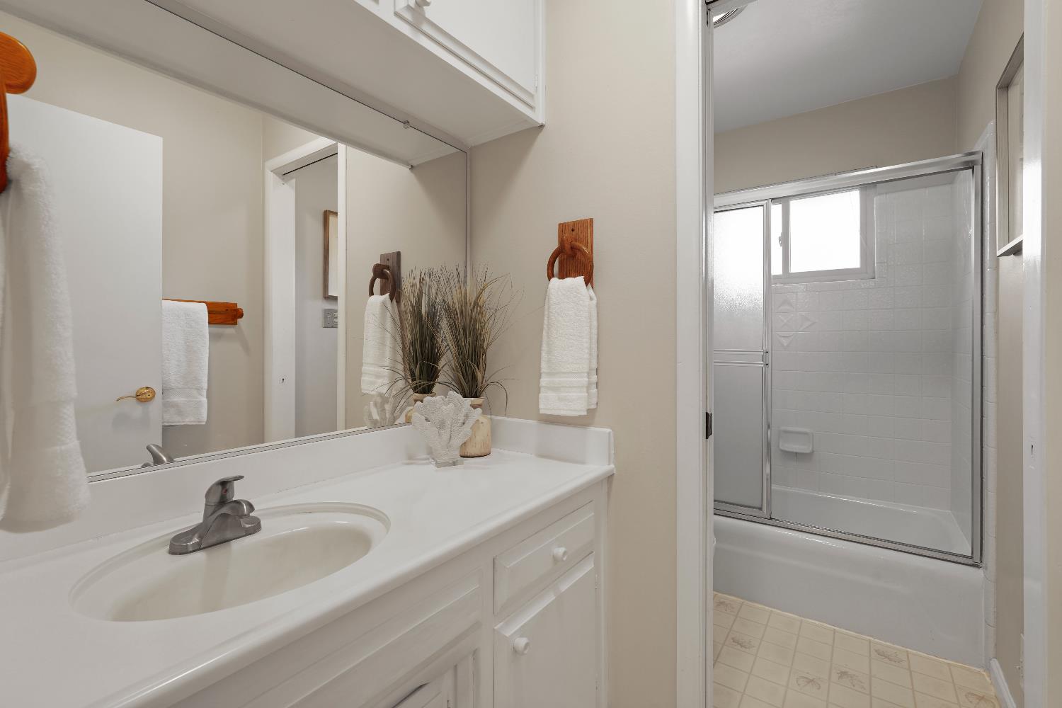 Detail Gallery Image 27 of 39 For 6400 Scenic Oak Ct, Carmichael,  CA 95608 - 4 Beds | 2/1 Baths