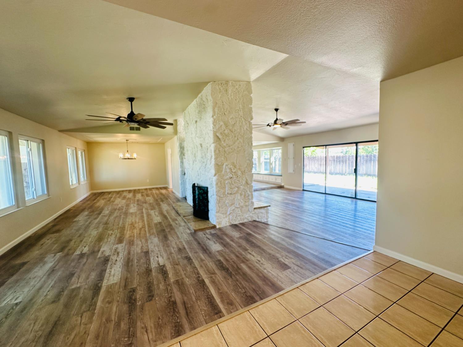 Detail Gallery Image 5 of 41 For 553 Manor Oak Pl, Manteca,  CA 95336 - 4 Beds | 3 Baths