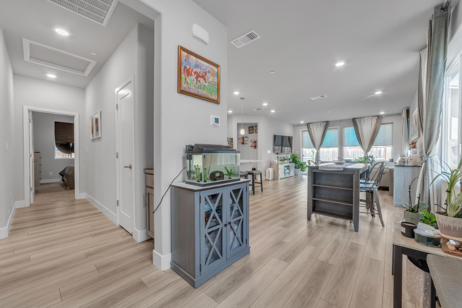 Detail Gallery Image 4 of 35 For 3429 Tall Oaks Bend Way, Folsom,  CA 95630 - 3 Beds | 2 Baths
