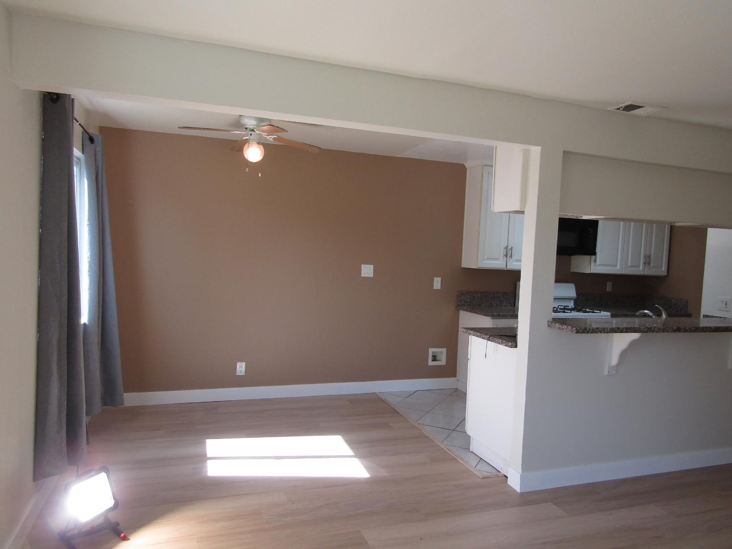 Detail Gallery Image 5 of 22 For 4524 Greenholme Dr #2,  Sacramento,  CA 95842 - 2 Beds | 1 Baths