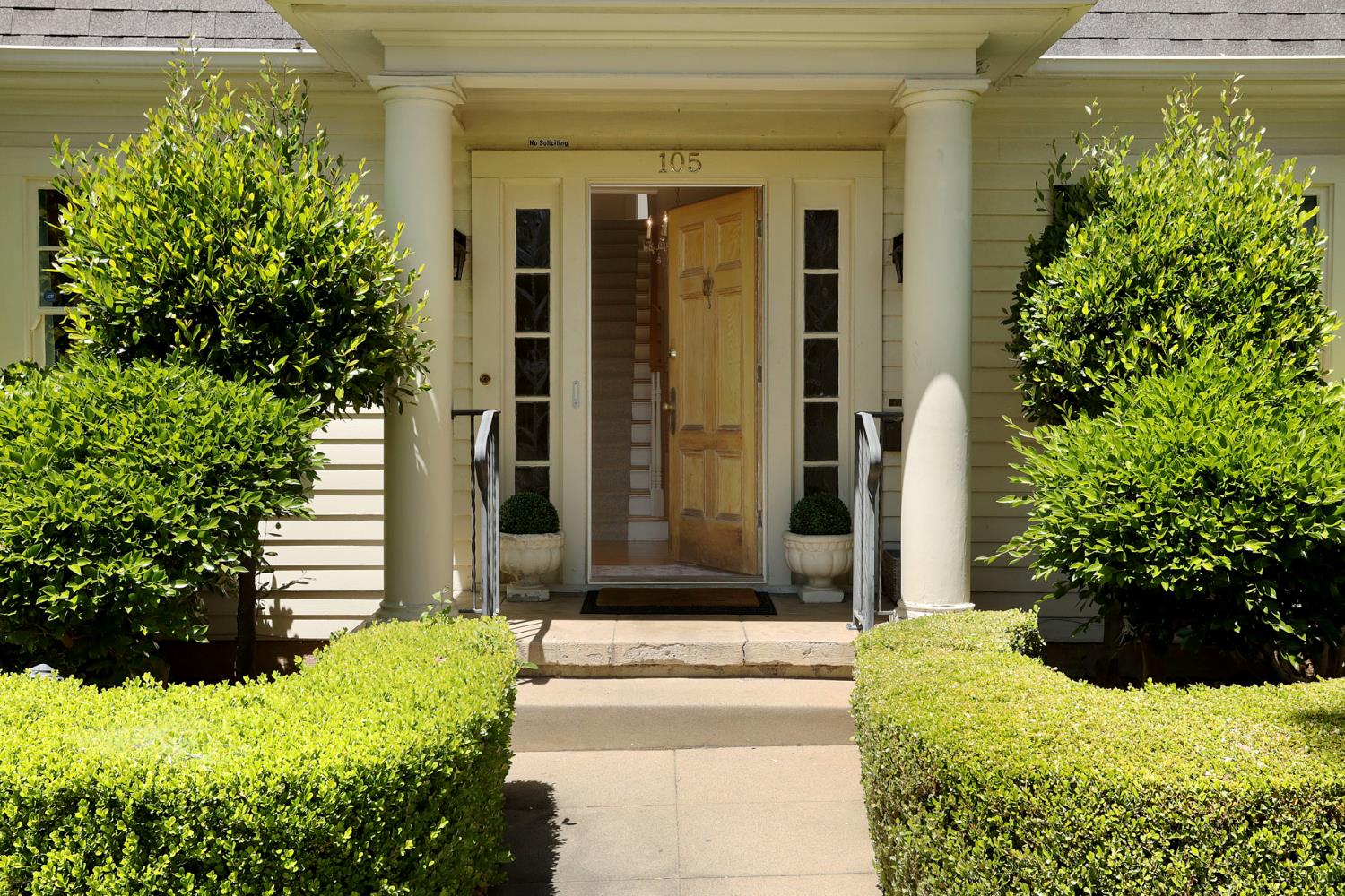 Detail Gallery Image 6 of 51 For 105 W Euclid Ave, Stockton,  CA 95204 - 4 Beds | 2 Baths