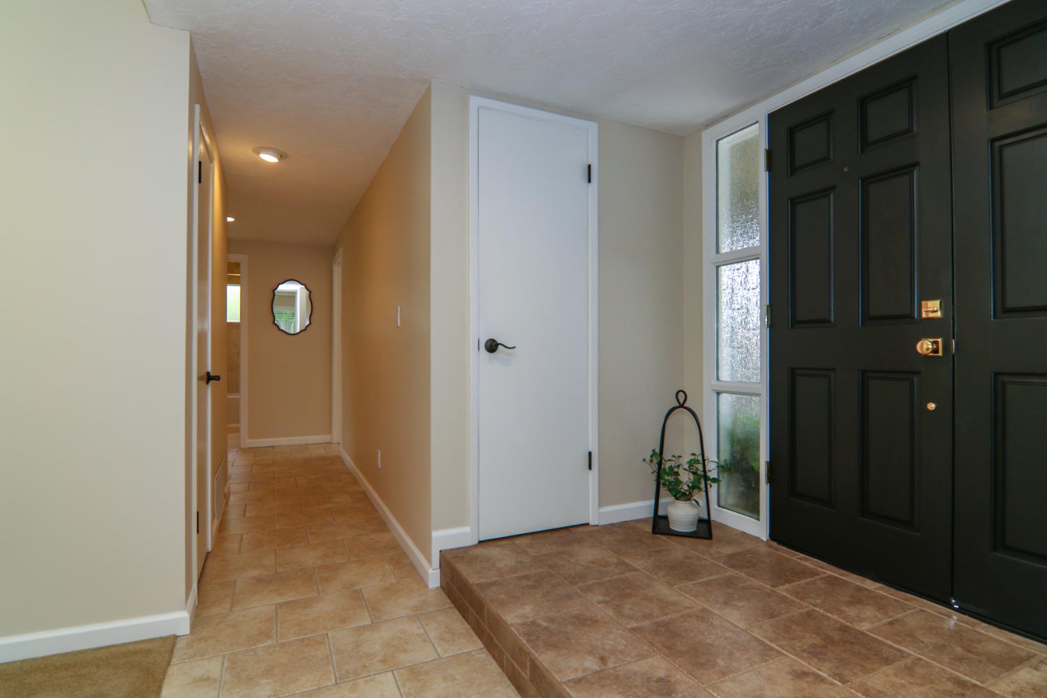 Detail Gallery Image 5 of 38 For 4949 Hillridge Way, Fair Oaks,  CA 95628 - 3 Beds | 2 Baths