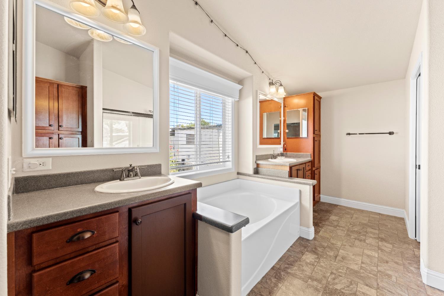 Detail Gallery Image 22 of 38 For 3901 Lake Rd 170, West Sacramento,  CA 95691 - 3 Beds | 2 Baths