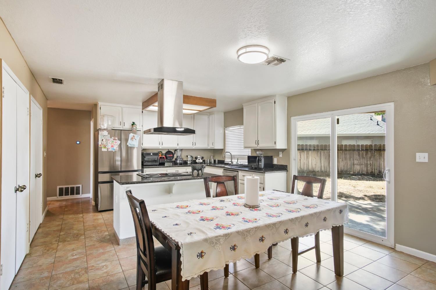 Detail Gallery Image 5 of 17 For 1357 Mark Ct, Turlock,  CA 95380 - 3 Beds | 2 Baths
