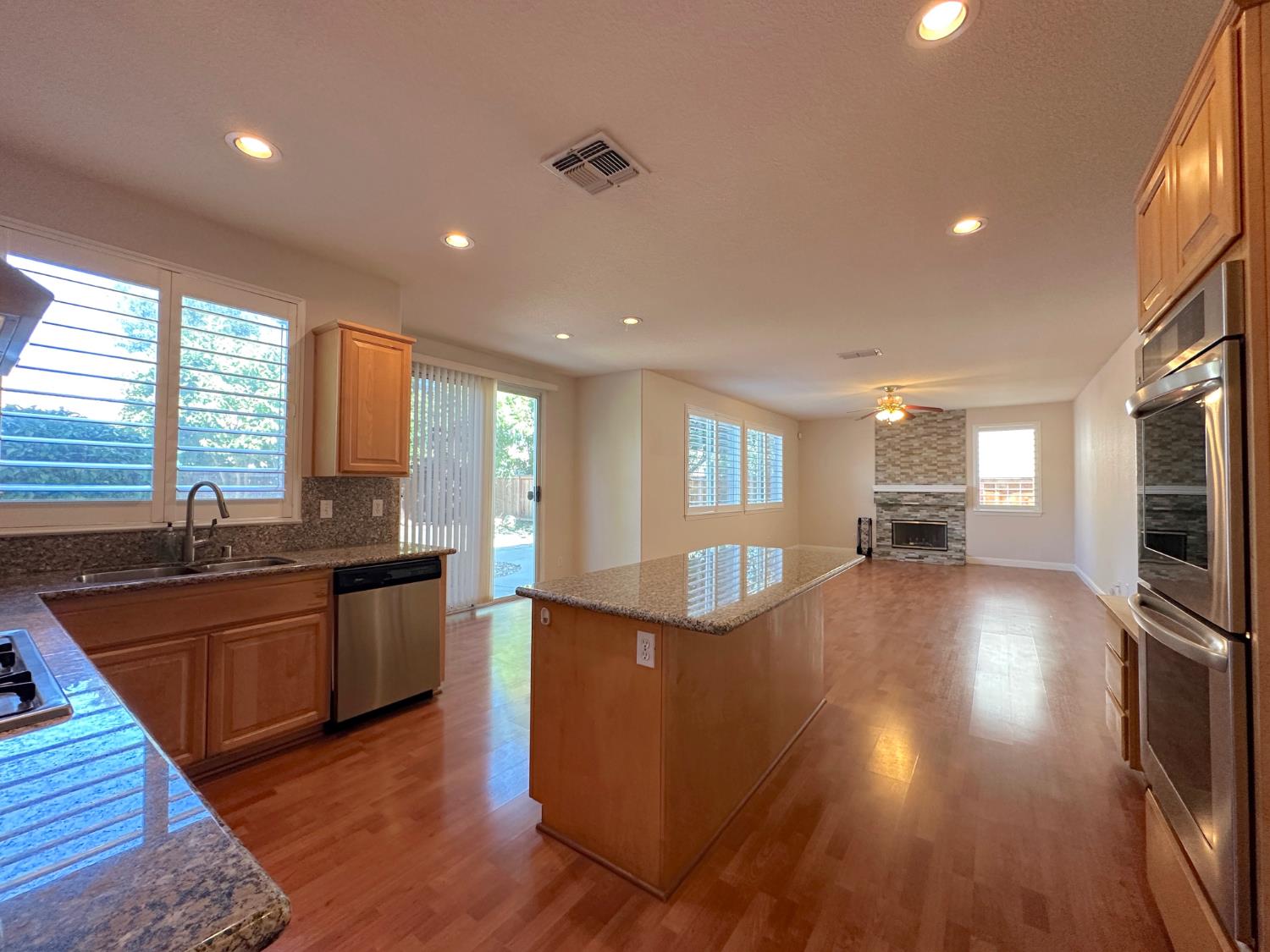 Detail Gallery Image 6 of 35 For 6337 Brook Hollow Cir, Stockton,  CA 95219 - 5 Beds | 3 Baths