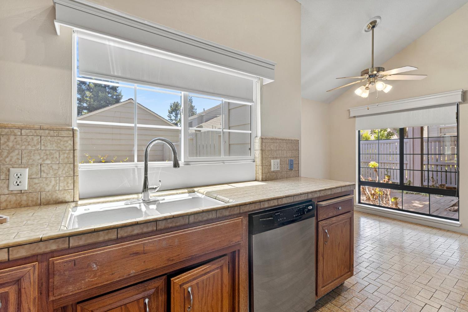 Detail Gallery Image 11 of 28 For 290 W Rumble Rd a,  Modesto,  CA 95350 - 2 Beds | 2 Baths