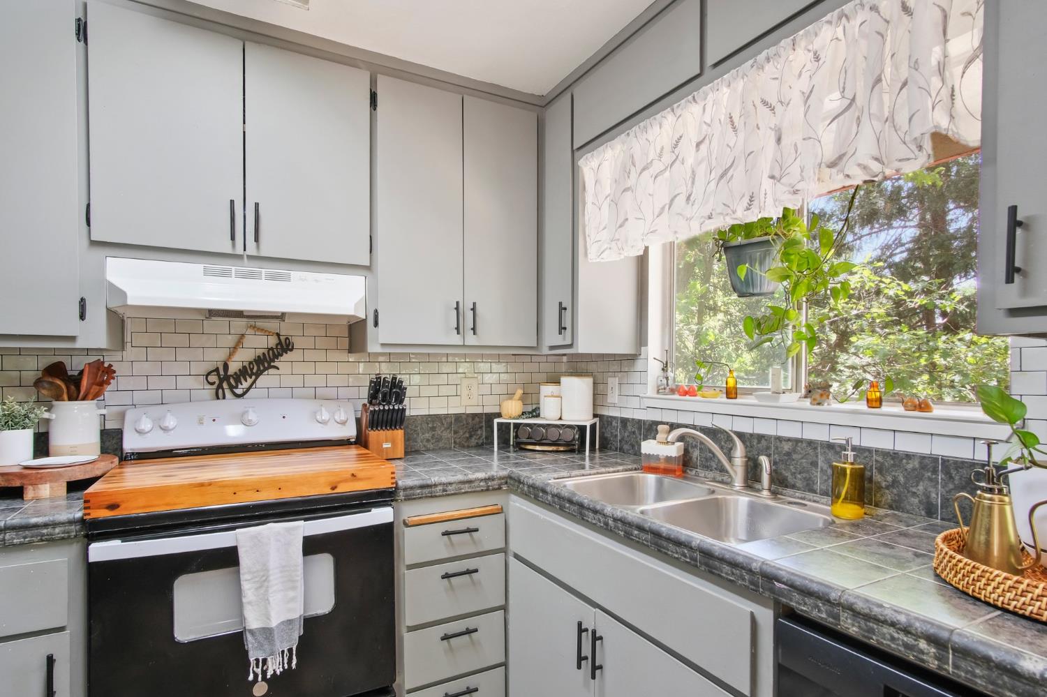 Detail Gallery Image 8 of 25 For 21924 Feather River Dr, Sonora,  CA 95370 - 2 Beds | 1 Baths