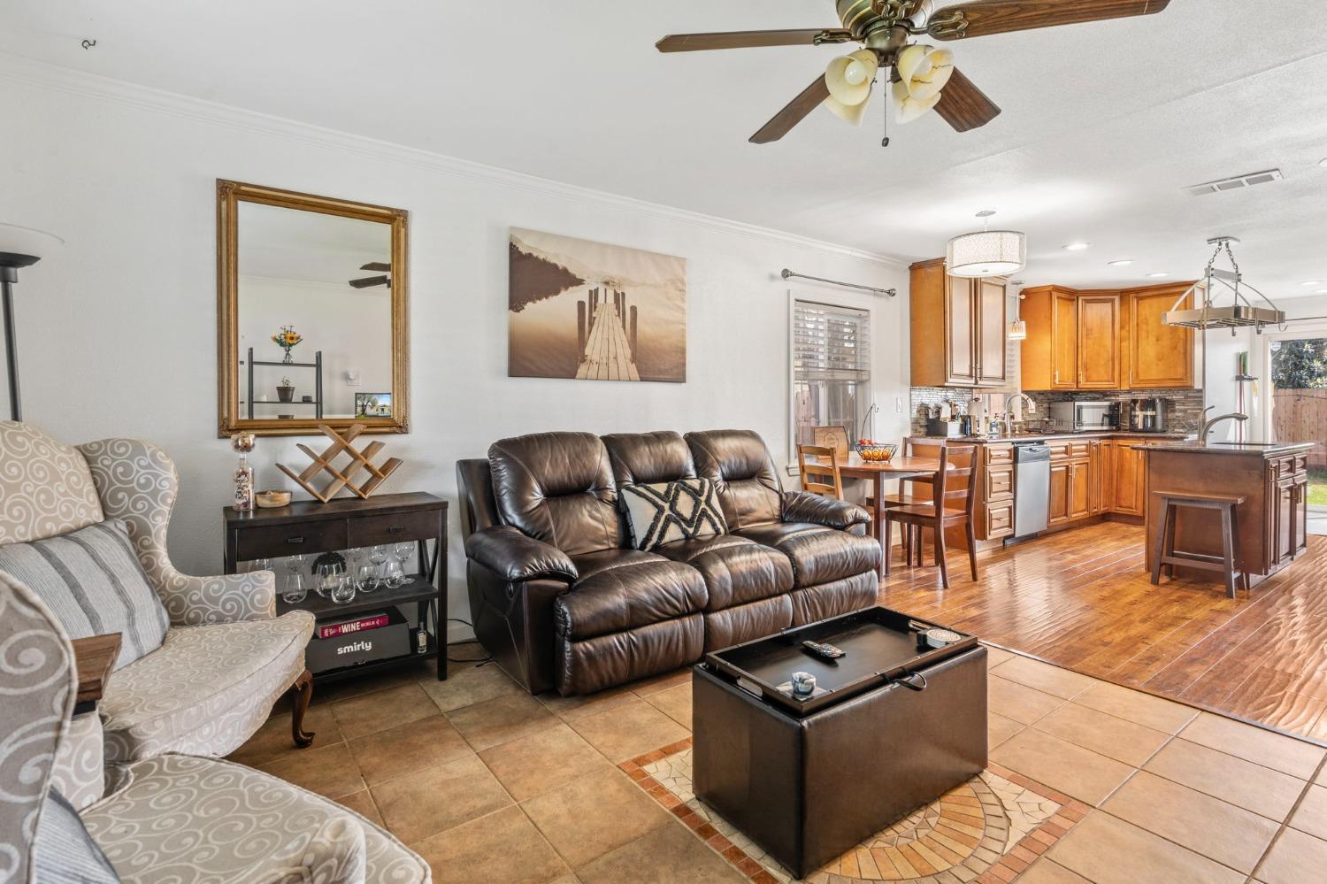 Detail Gallery Image 6 of 31 For 2052 Elmwood Ave, Stockton,  CA 95204 - 2 Beds | 1 Baths