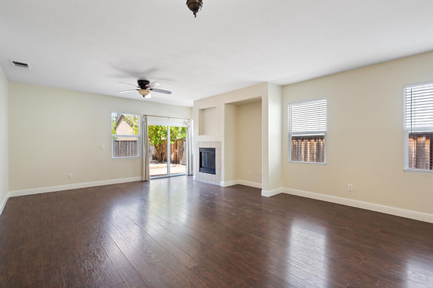 Detail Gallery Image 5 of 23 For 6530 Mystery Mountain Way, Rocklin,  CA 95765 - 3 Beds | 2 Baths