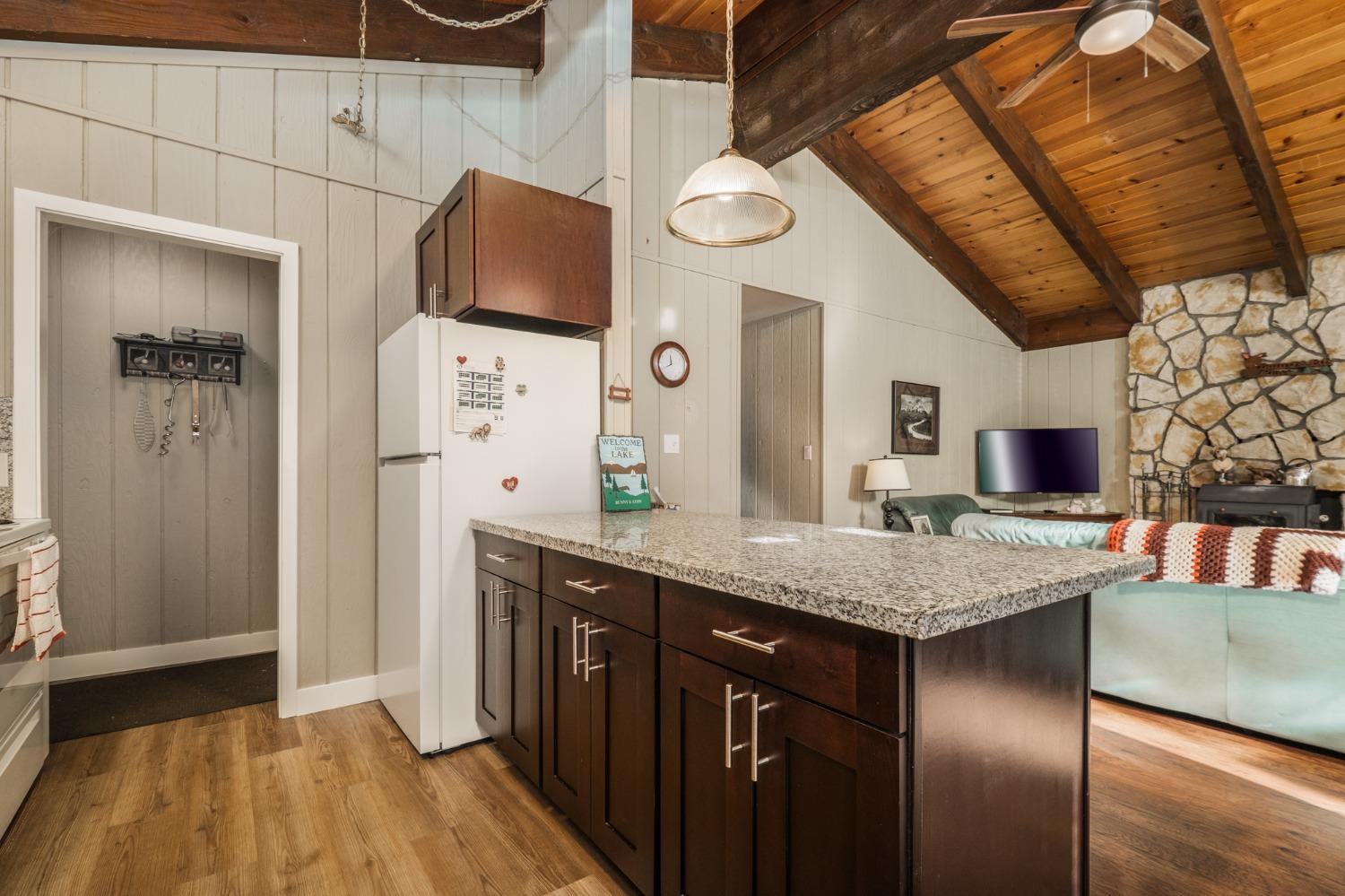Detail Gallery Image 12 of 44 For 1644 Crystal Air Dr, South Lake Tahoe,  CA 96150 - 3 Beds | 1/1 Baths