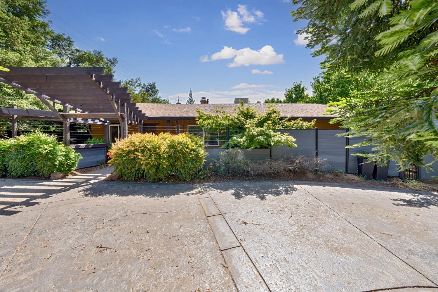 Detail Gallery Image 3 of 32 For 1660 La Playa Way, Sacramento,  CA 95864 - 3 Beds | 1 Baths
