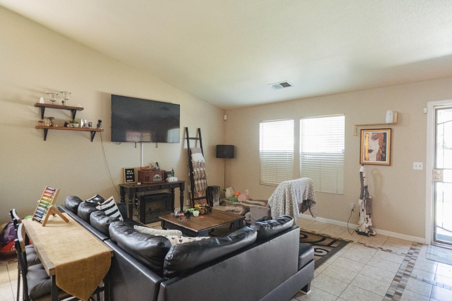 Detail Gallery Image 4 of 35 For 310 Buena Vista Ct, Merced,  CA 95348 - 4 Beds | 2/1 Baths