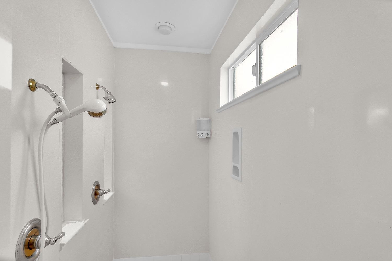 Detail Gallery Image 11 of 49 For 3510 Iron Canyon Cir, Stockton,  CA 95209 - 5 Beds | 3 Baths