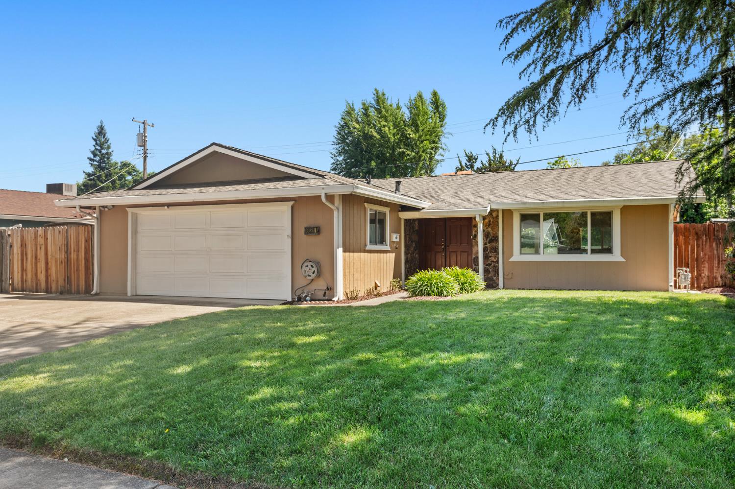 Detail Gallery Image 1 of 26 For 6528 Meadowcreek Way, Citrus Heights,  CA 95621 - 4 Beds | 2 Baths