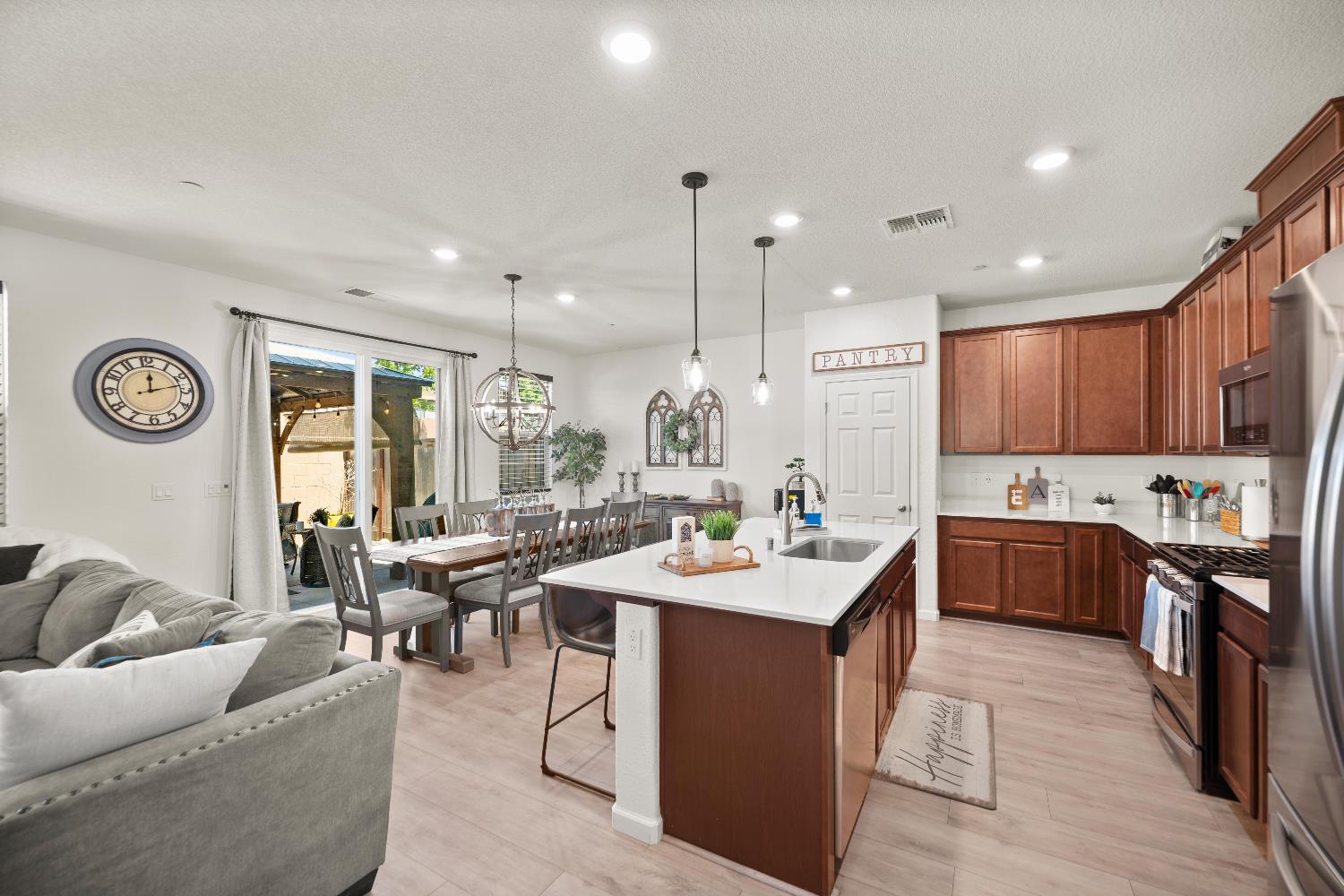 Detail Gallery Image 12 of 55 For 257 Bywell Bridge Cir, Sacramento,  CA 95823 - 3 Beds | 2/1 Baths