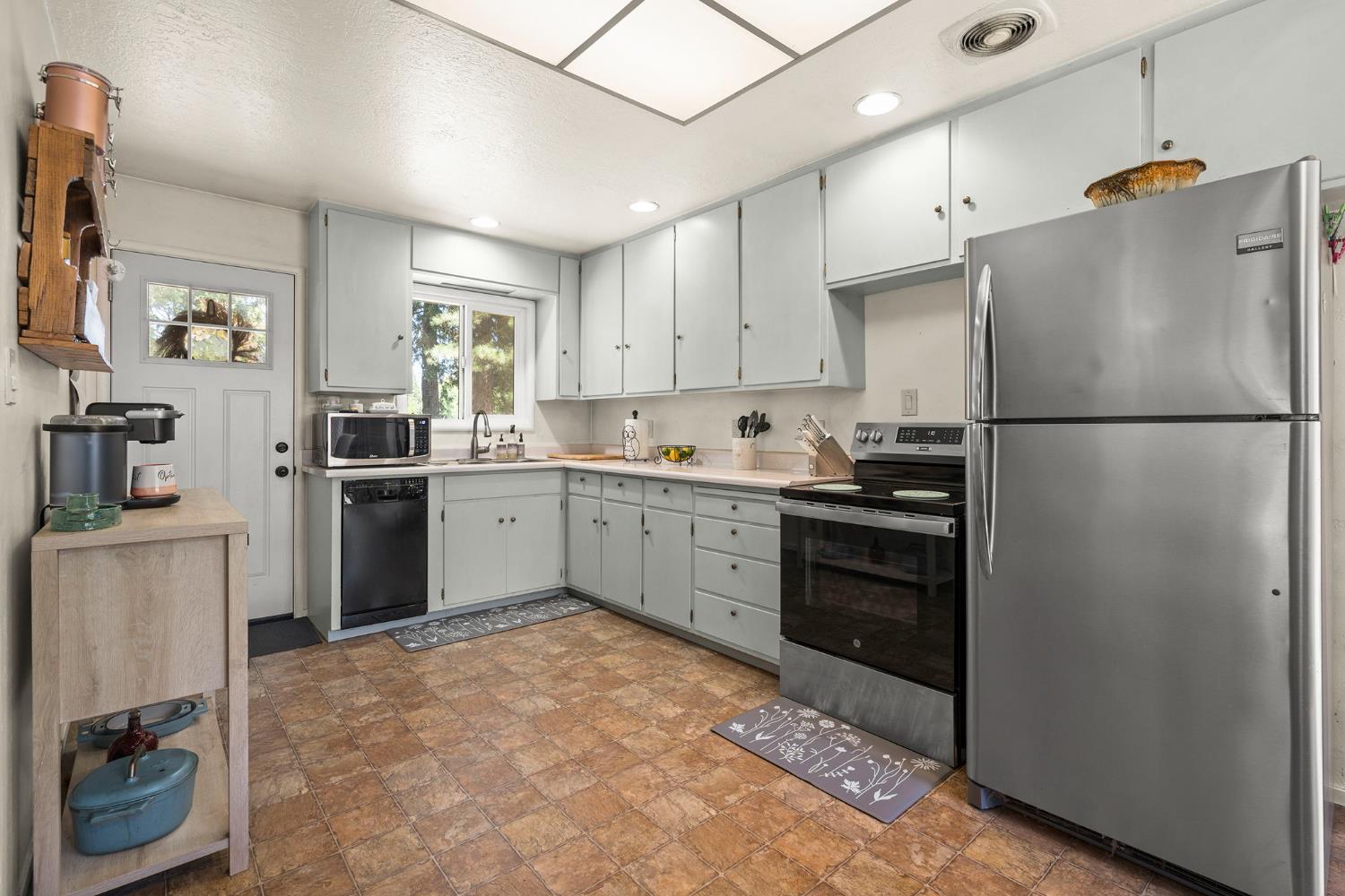 Detail Gallery Image 4 of 18 For 237 Katherine St, Quincy,  CA 95971 - 2 Beds | 1 Baths