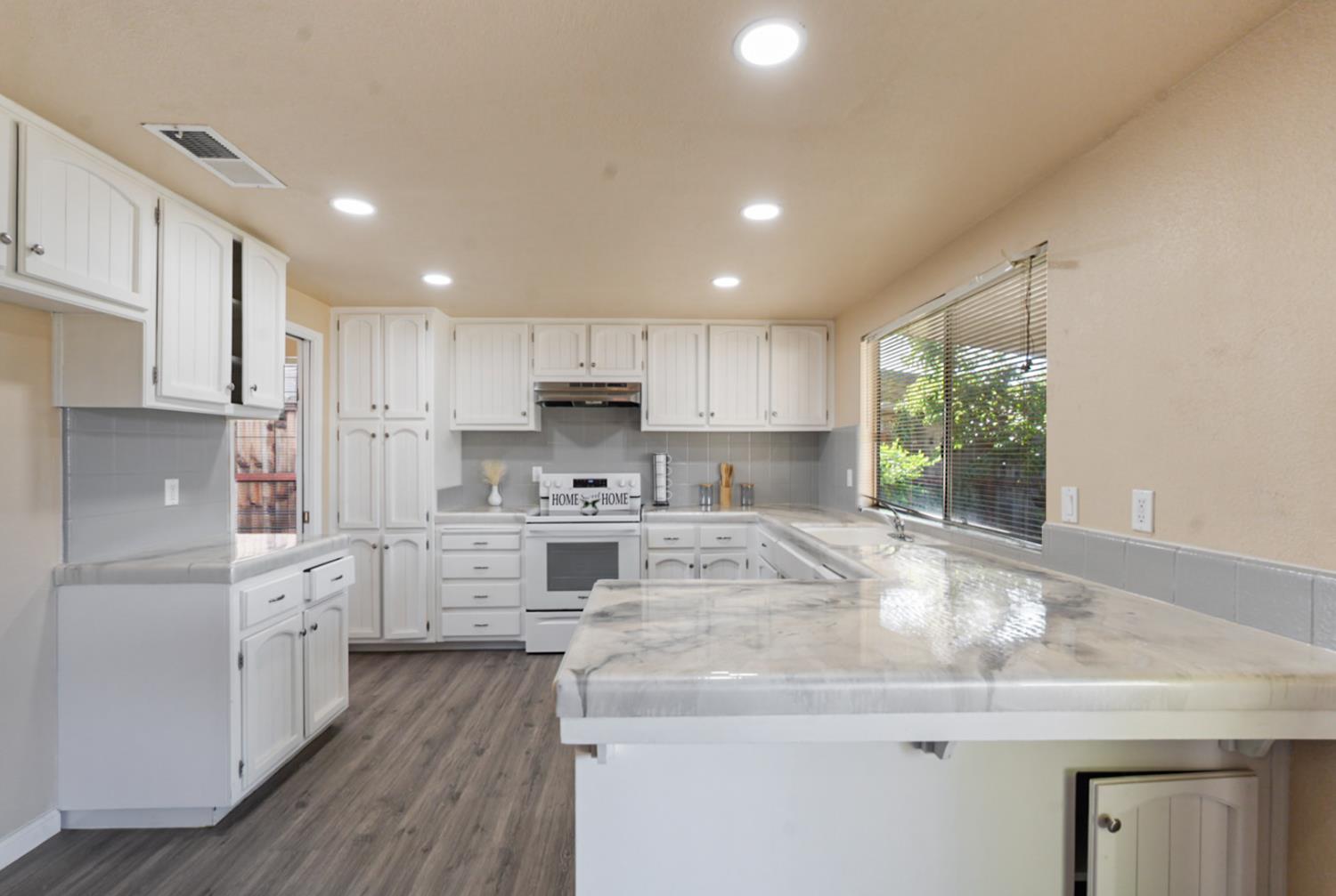 Detail Gallery Image 7 of 21 For 2433 Marguerite Way, Ceres,  CA 95307 - 3 Beds | 2 Baths