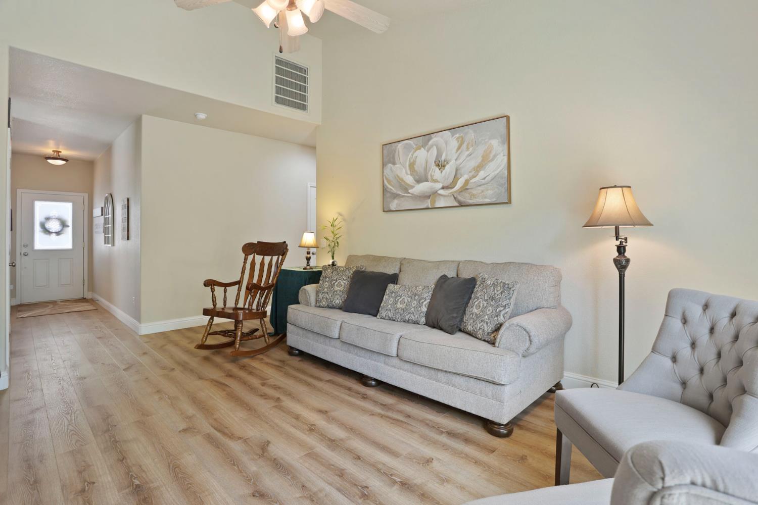 Detail Gallery Image 13 of 41 For 1930 Crystalwood Ln, Lodi,  CA 95242 - 3 Beds | 2 Baths
