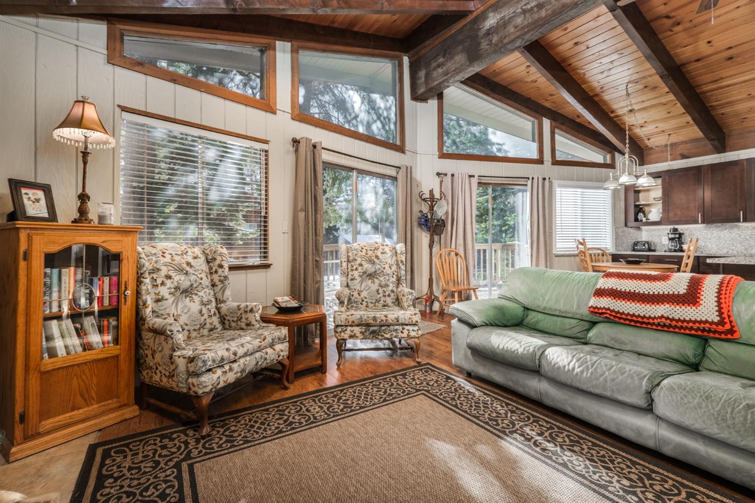 Detail Gallery Image 7 of 44 For 1644 Crystal Air Dr, South Lake Tahoe,  CA 96150 - 3 Beds | 1/1 Baths