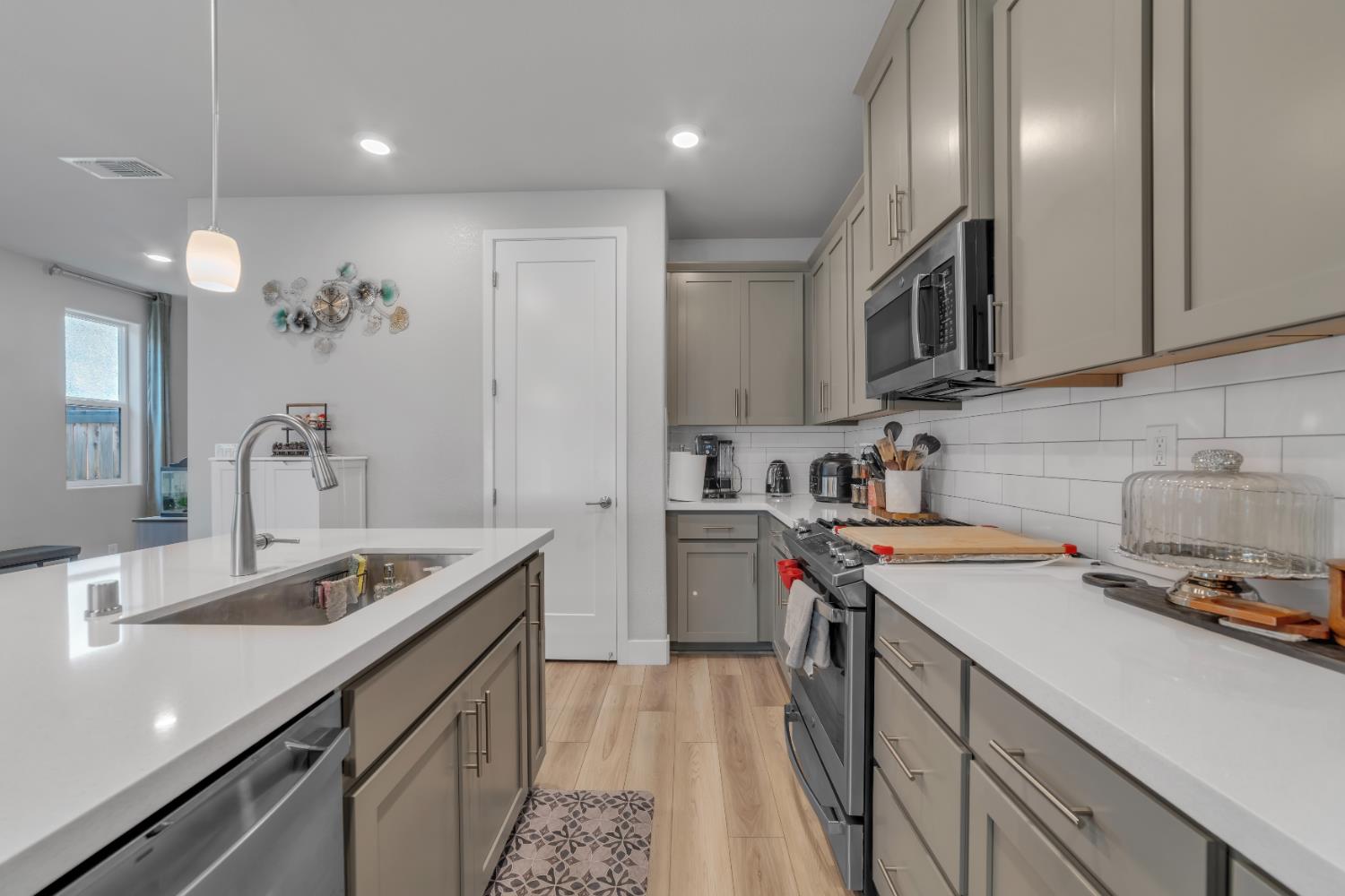 Detail Gallery Image 14 of 35 For 3429 Tall Oaks Bend Way, Folsom,  CA 95630 - 3 Beds | 2 Baths
